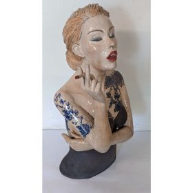 Sculpture céramique cuisson raku d'une femme qui fume une cigarette