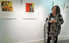 Adeline de Monpezat, directrice du Comœdia à Brest, présentant deux lithographies de Tobiasse qui fait partie des 17 artistes exposés dans le cadre « Estampe et édition d’art », jusqu’au 21 décembre 2024.