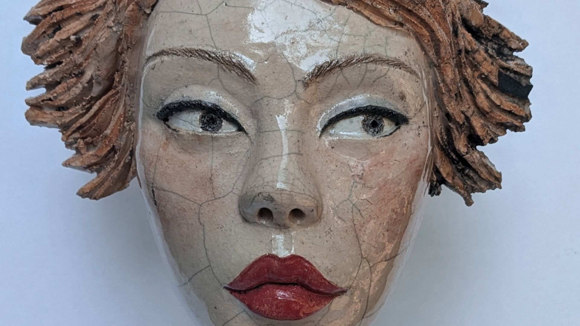 Sculpture céramique cuisson raku du visage d'une femme en bouche de canard