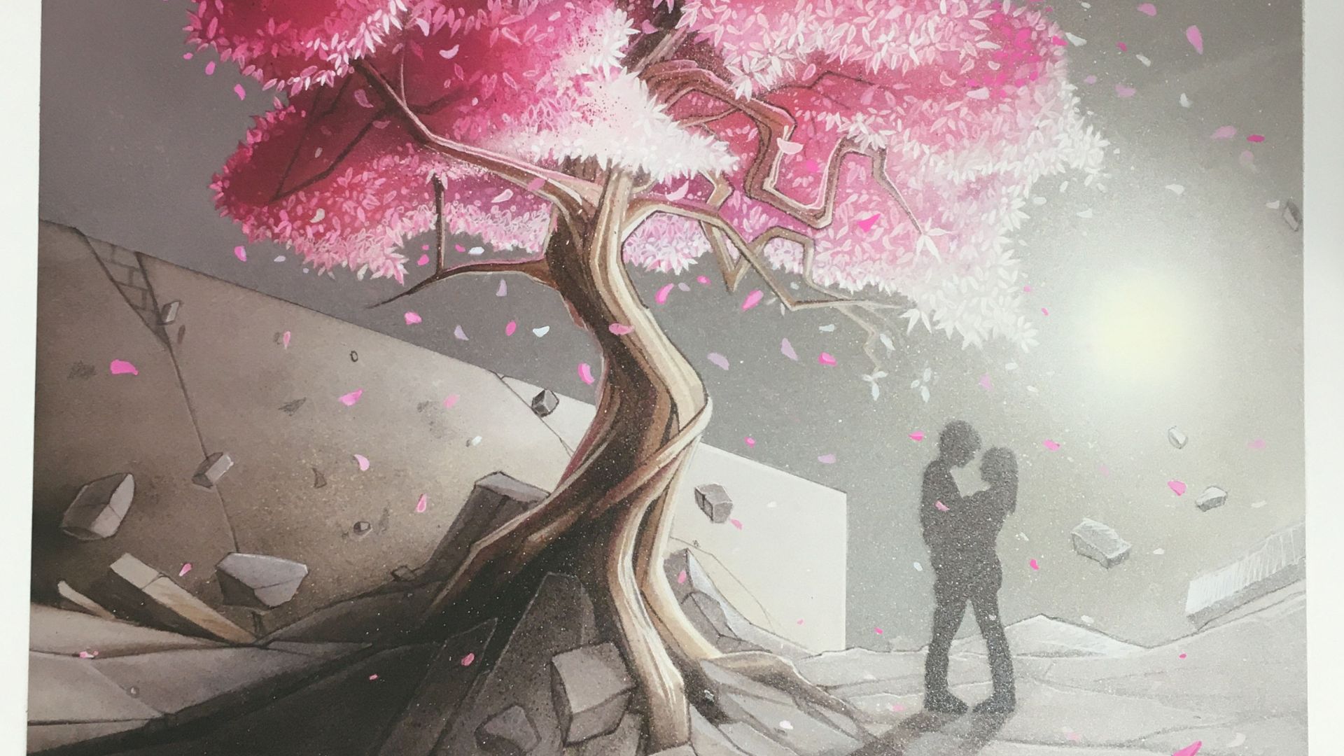 Un jeune couple sous un arbre rose