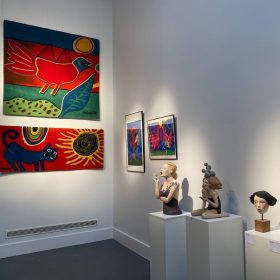 Photographie d'oeuvres prise dans la galerie Lors d'une nouvelle exposition "L'art de l'estampe et édition d’art"du Comoedia à Brest