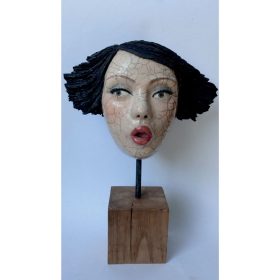 Sculpture céramique cuisson raku du visage d'une femme surprise