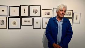 Photographie de Jean-Yves André avec ses gravures 