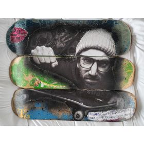 visage d'un homme peint sur 3 skateboards