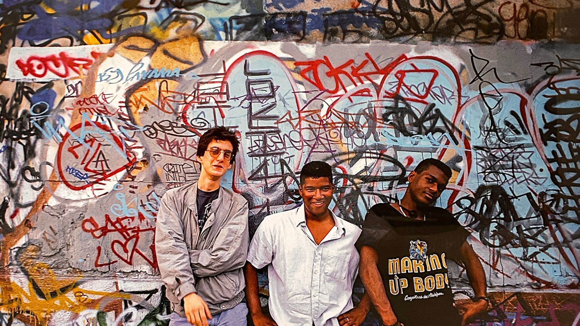 photo des graffeurs et un bboy devant graffiti